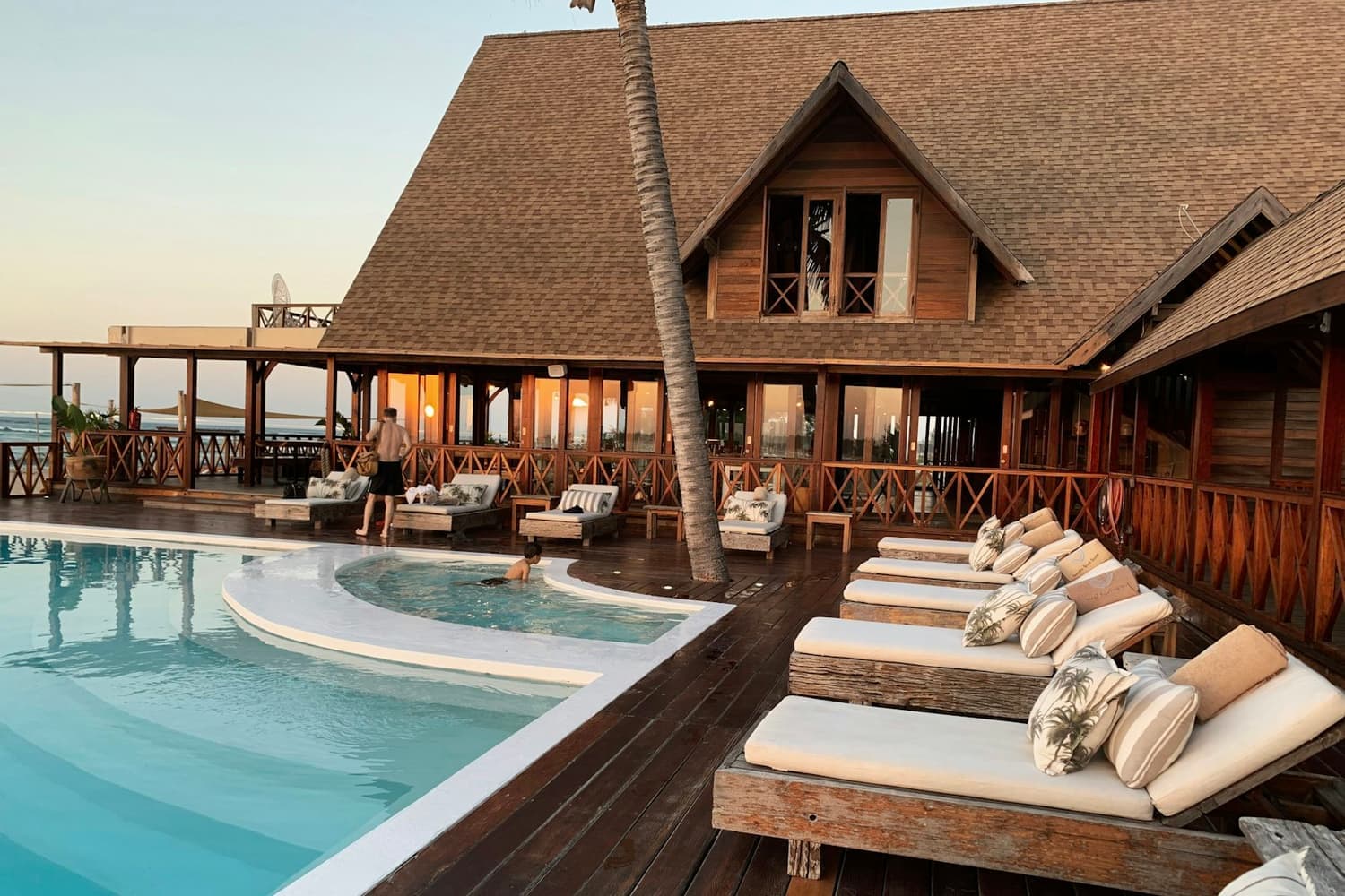 Pool lodge
